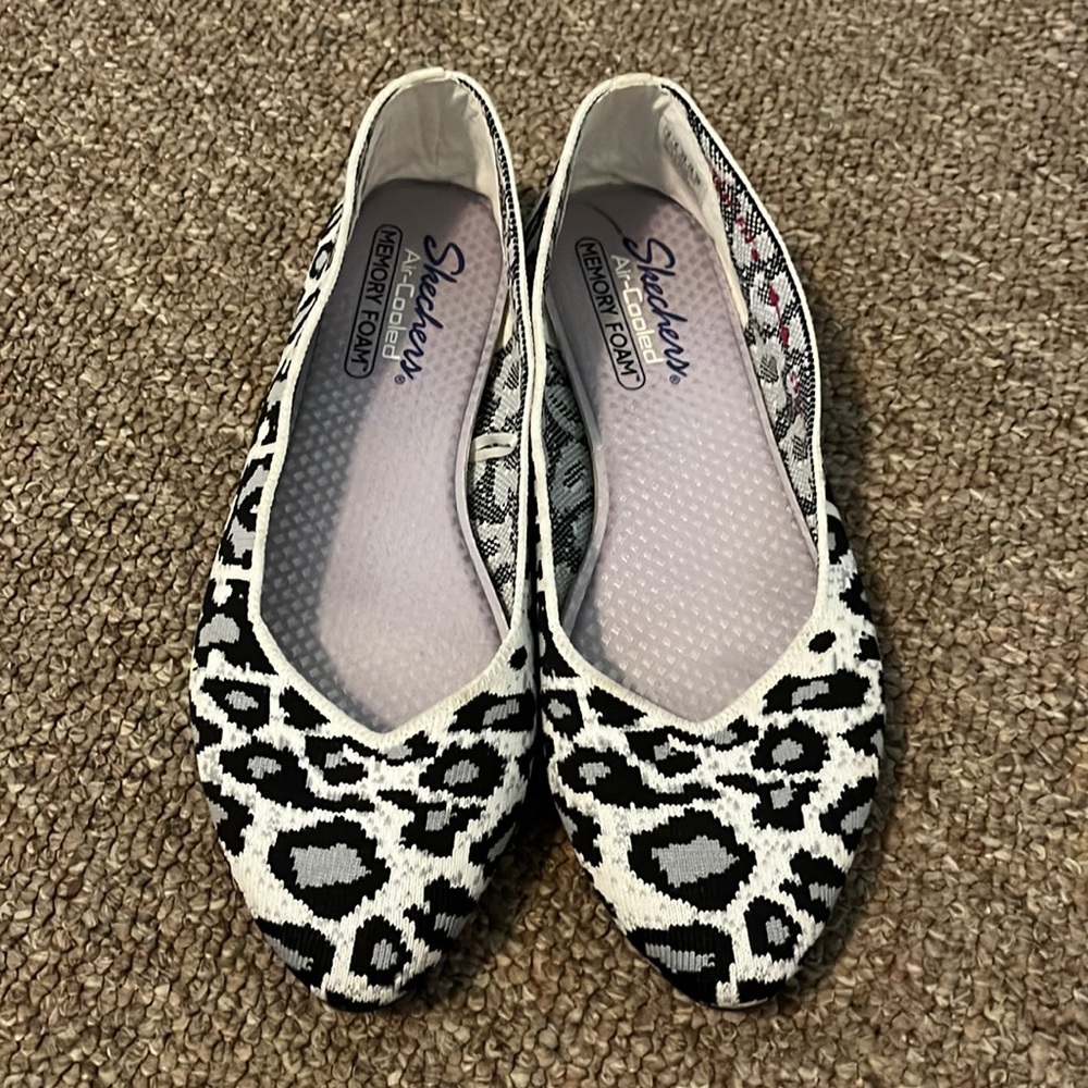 Black & gray leopard print Skechers flats